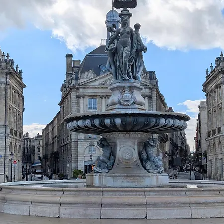 Renove Place Du Palais Avec Parking Apartman
