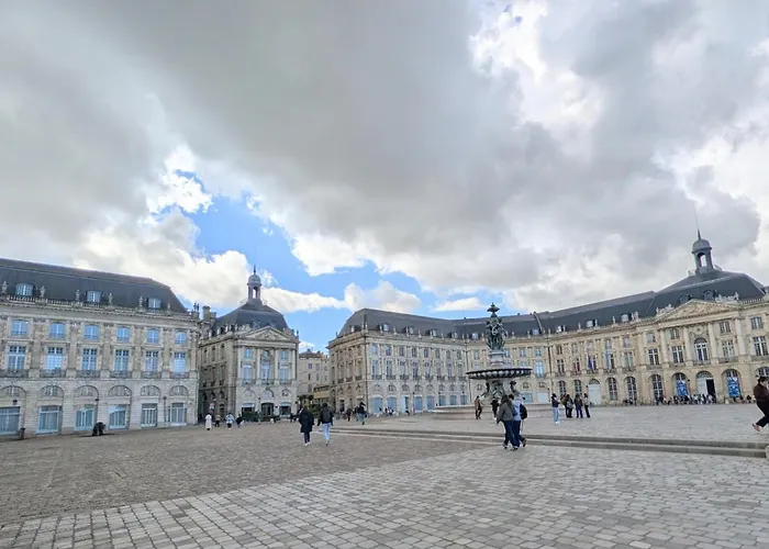 Appartement Rénové Place Du Palais Avec Parking Bordeaux